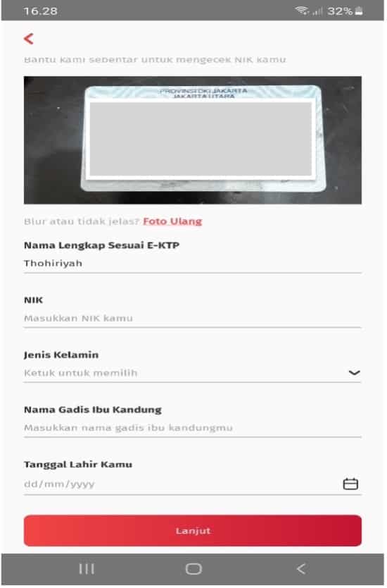 Lakukan foto e-KTP yang harus diambil dengan kamera di ponsel. Aplikasi akan otomatis membaca isi KTP dan menampilkan hasilnya. Cek dan lakukan koreksi jika terjadi kesalahan penulisan oleh sistem.