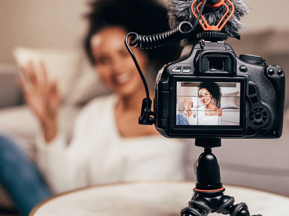 Kata kunci atau keyword YouTube merupakan kata atau frasa yang ada dalam judul, deskripsi video atau di mana saja yang bisa disematkan tulisan untuk memberi petunjuk kepada algoritma YouTube tentang isi video tersebut. Sedangkan, riset kata kunci YouTube adalah sebuah strategi menemukan kata dan frasa yang digunakan user atau penonton saat mencari sebuah video.